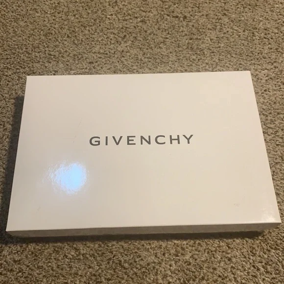 Givenchy towel set - Picture 4 of 4